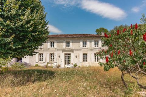 Property for sale Saint-Même-les-Carrières Charente
