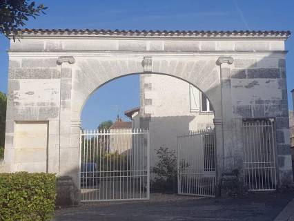 Property for sale Saint-Même-les-Carrières Charente
